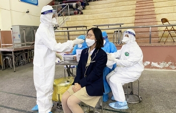 Hà Nội lấy mẫu xét nghiệm cho học sinh Trường THPT Phan Huy Chú