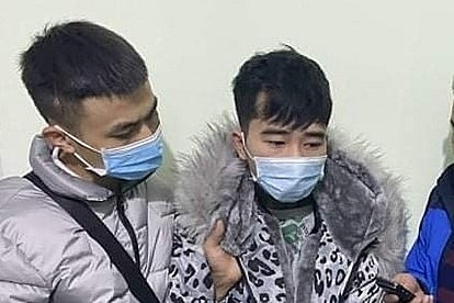 Nghi phạm (bên phải) bị bắt giữ khi đang lẩn trốn tại Thái Nguyên. Ảnh: Công an TP.Hải Phòng
