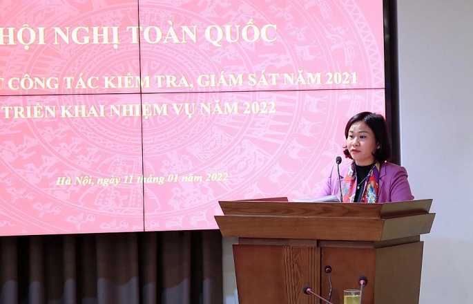 Phó Bí thư Thường trực Thành uỷ Hà Nội Nguyễn Thị Tuyến trình bày tham luận tại hội nghị.