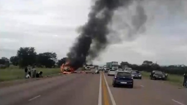 Xe buýt bốc cháy trên cao tốc, 16 người thiệt mạng