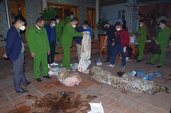 Tang vật dùng để nấu cao hổ được công an phát hiện tại nhà ông Ngô Văn Quân.