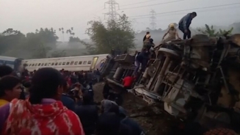 Tàu hỏa trật đường ray, ít nhất 33 người thương vong