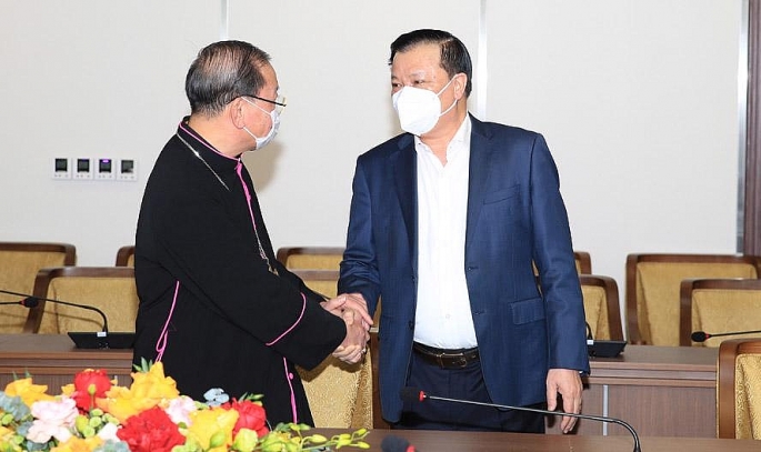Bí thư Thành ủy Đinh Tiến Dũng với Giám mục Vũ Văn Thiên.