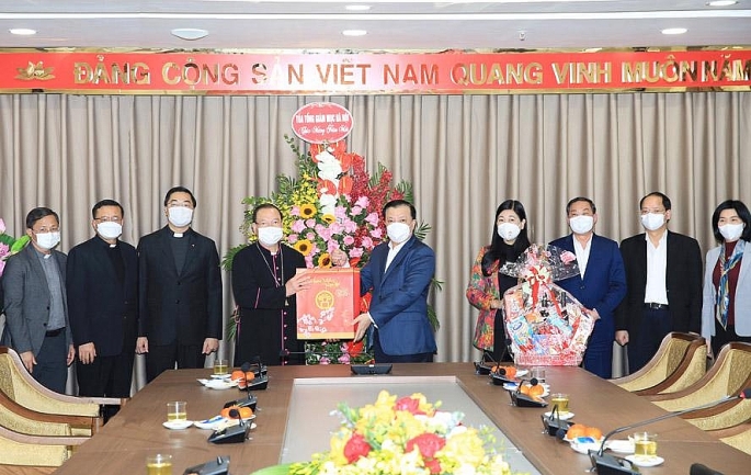 Bí thư Thành ủy Đinh Tiến Dũng tặng quà Tết Giám mục Vũ Văn Thiên - Tổng Giám mục Tổng Giáo phận Hà Nội.