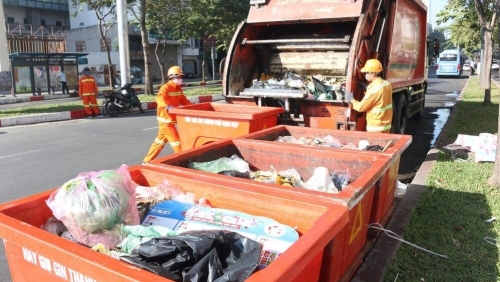 Điểm tập kết chất thải rắn sinh hoạt phải bố trí thiết bị lưu chứa, bảo đảm không rò rỉ nước ra môi trường