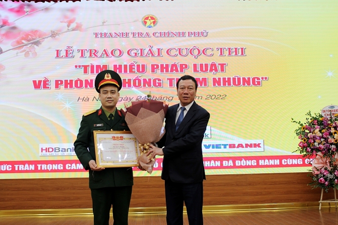 ổng Thanh tra Đoàn Hồng Phong trao giải nhất cho ông Nguyễn Hữu Quý, Trường sĩ quan lục quân 1.
