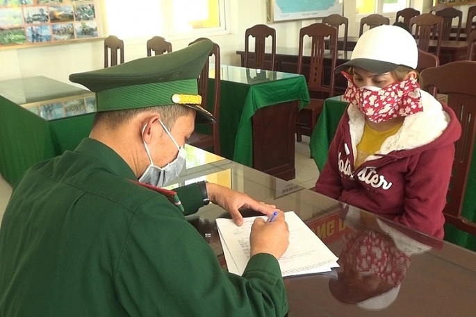 Bộ đội biên phòng lấy lời khai đối tượng Vi Lay Phon La Thong Sa Van