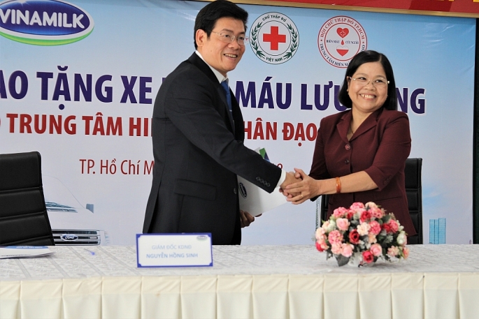 Vinamilk tặng xe hiến máu 1 tỷ đồng cho Trung tâm hiến máu nhân đạo TP.HCM vinamilk tang xe hien mau 1 ty dong cho trung tam hien mau nhan dao tphcm
