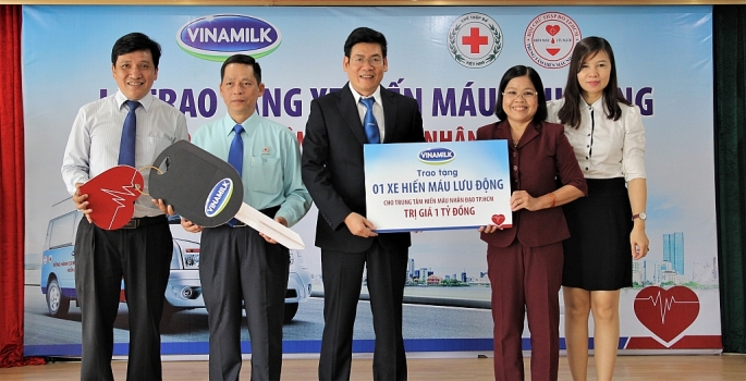 Vinamilk tặng xe hiến máu 1 tỷ đồng cho Trung tâm hiến máu nhân đạo TP.HCM vinamilk tang xe hien mau 1 ty dong cho trung tam hien mau nhan dao tphcm