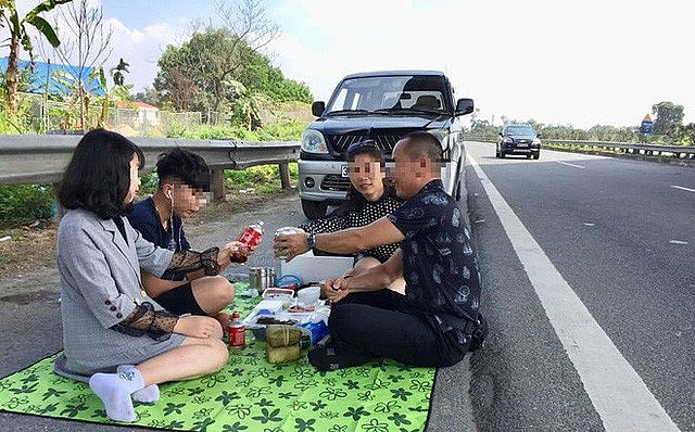 xu phat tai xe mo tiec tren cao toc noi bai lao cai