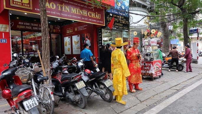 truoc ngay via than tai so chen lan khach hang keo nhau di mua vang som