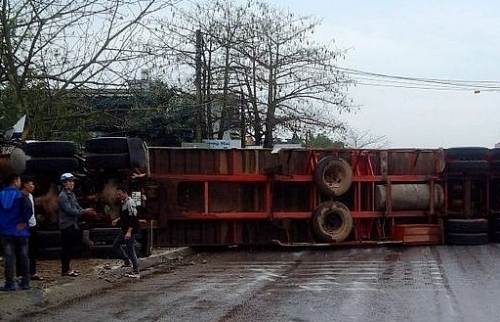 Xe container gây tai nạn liên hoàn trên quốc lộ 1A, nhiều người thương vong