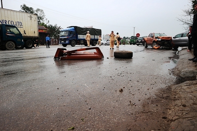 xe container gay tai nan lien hoan tren quoc lo 1a nhieu nguoi thuong vong