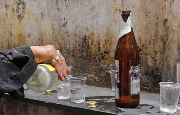 Uống rượu không rõ nguồn gốc, ít nhất 17 người tử vong