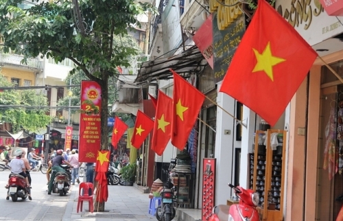 Treo cờ Tổ quốc nhân kỷ niệm 90 năm Ngày thành lập Đảng Cộng sản Việt Nam
