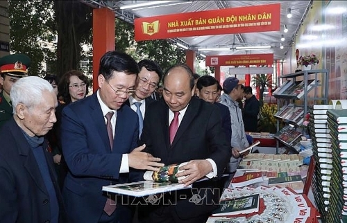 Thủ tướng thăm Triển lãm sách kỷ niệm 90 năm Ngày thành lập Đảng