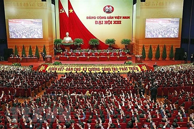Các đại biểu biểu quyết, thông qua Nghị quyết Đại hội XIII của Đảng. (Nguồn: TTXVN)