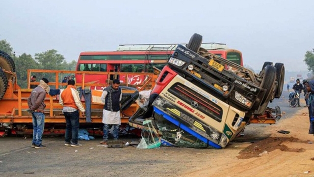 Xe buýt tông xe tải, ít nhất 8 người thiệt mạng