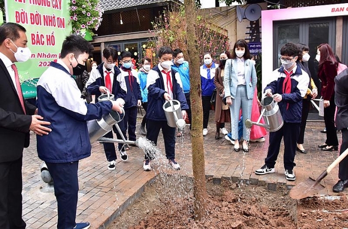 Các đại biểu quận Hoàn Kiếm và các em học sinh tham gia trồng cây