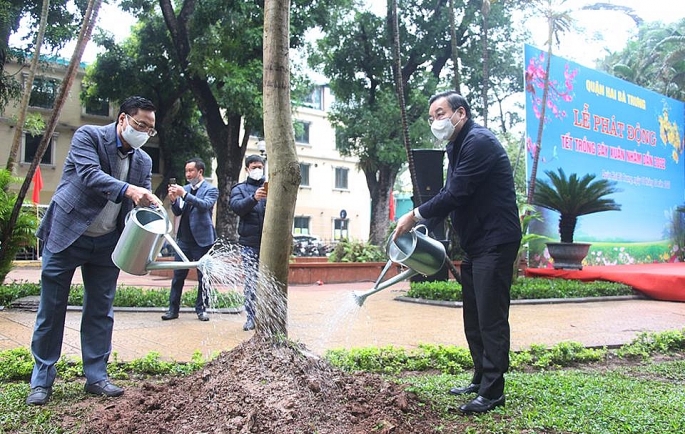 Chủ tịch UBND TP Hà Nội Chu Ngọc Anh trồng cây tại vườn hoa Pasteur (phường Phạm Đình Hổ, quận Hai Bà trưng).