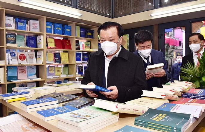Bí thư Thành ủy Đinh Tiến Dũng cùng các đồng chí lãnh đạo thành phố, quận Hoàn Kiếm  tham quan một số ki-ốt sách tại Phố Sách - Hà Nội