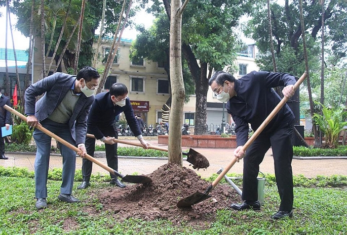 Chủ tịch UBND TP Hà Nội Chu Ngọc Anh cùng các đại biểu trồng cây tại vườn hoa Pasteur (phường Phạm Đình Hổ, quận Hai Bà trưng).