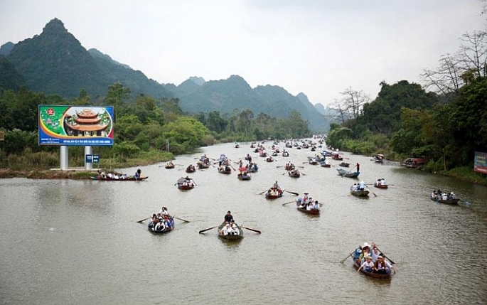 Khuyến cáo người chưa tiêm đủ liều vắc-xin Covid-19 không nên đi chùa Hương