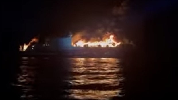 Cháy tàu du lịch chở gần 300 người, chưa xác định thương vong