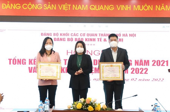 Phó Bí thư Đảng ủy Khối các cơ quan TP Hà Nội Phạm Thị Nguyên Hạnh trao Giấy khen của Ban Thường vụ Đảng ủy Khối cho tập thể Ủy ban Kiểm tra Đảng ủy Báo Kinh tế & Đô thị và tập thể Chi bộ Khối Nội dung