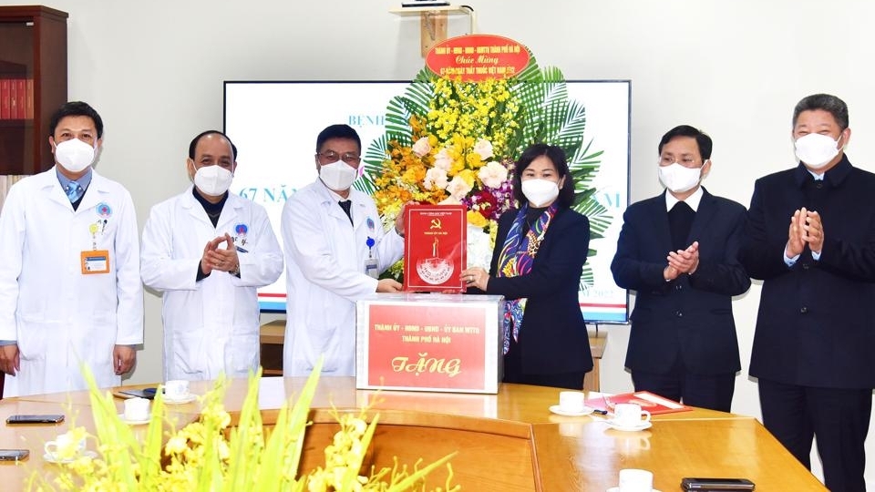 Lãnh đạo Hà Nội thăm, chúc mừng các bệnh viện nhân Ngày Thầy thuốc Việt Nam