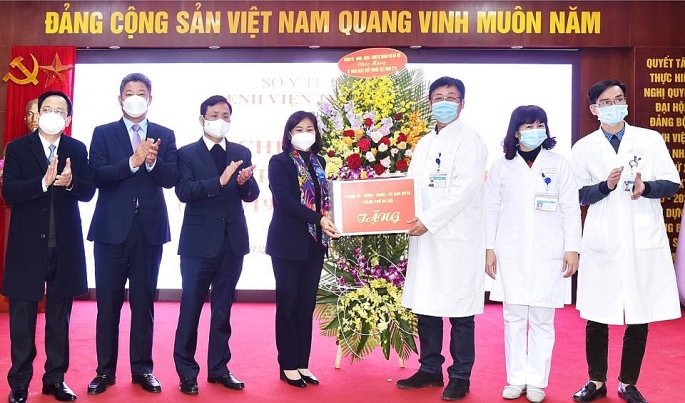 Phó Bí thư Thường trực Thành ủy Nguyễn Thị Tuyến cùng lãnh đạo TP thăm, chúc mừng các y, bác sỹ tại Bệnh viện Thanh Nhàn.