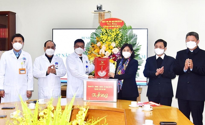 Phó Bí thư Thường trực Thành ủy Nguyễn Thị Tuyến cùng các đồng chí lãnh đạo TP Hà Nội thăm, chúc mừng Bệnh viện Hữu nghị