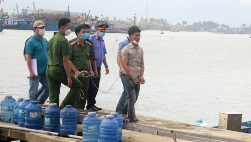 Khởi tố kẻ ném con gái 5 tuổi xuống sông Trường Giang