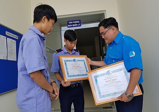 Tặng bằng khen 2 bảo vệ chung cư Carina cứu hàng chục người thoát khỏi đám cháy tang bang khen 2 bao ve chung cu carina cuu hang chuc nguoi thoat khoi dam chay