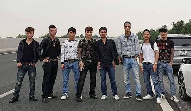 Nhóm Khá "bảnh" dừng xe, dàn hàng chụp ảnh trên cao tốc Hà Nội - Hải Phòng nhom kha banh dung xe dan hang chup anh tren cao toc ha noi hai phong