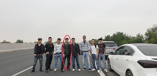 Xử phạt Khá "bảnh" dừng xe, chụp ảnh trên cao tốc Hà Nội - Hải Phòng xu phat kha banh dung xe chup anh tren cao toc ha noi hai phong