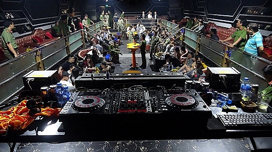 "Hot girl" Ngân 98 cùng hàng chục thanh niên dương tính với ma túy trong quán bar hot girl ngan 98 cung hang chuc thanh nien duong tinh voi ma tuy trong quan bar