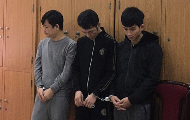 Bắt 3 đối tượng chuyên đặt camera quay lén trong phòng khách sạn để tống tiền bat 3 doi tuong chuyen dat camera quay len trong phong khach san de tong tien