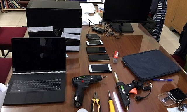 Bắt 3 đối tượng chuyên đặt camera quay lén trong phòng khách sạn để tống tiền bat 3 doi tuong chuyen dat camera quay len trong phong khach san de tong tien