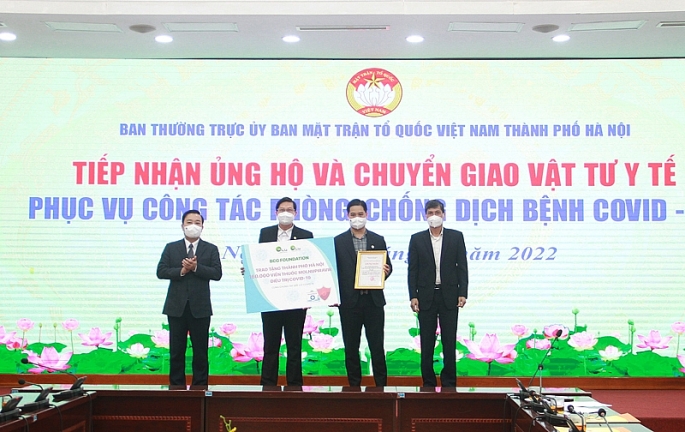 Phó Chủ tịch UBND TP Hà Nội Chử Xuân Dũng tiếp nhận ủng hộ 