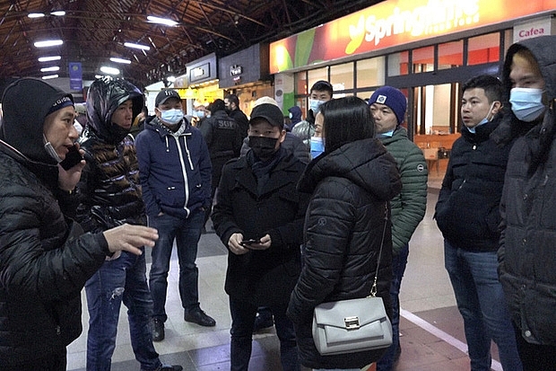 Người Việt sơ tán từ Ukraine tới Nhà ga chính ở thủ đô Bucarest, Romania (Ảnh: TTXVN)
