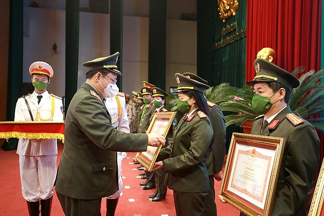 Trung tướng Nguyễn Hải Trung - Giám đốc CATP trao quyết định khen thưởng cho các tập thể, cá nhân lập thành tích xuất sắc của CATP