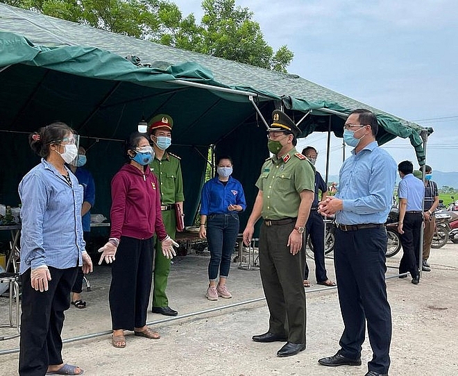 Trung tướng Nguyễn Hải Trung - Giám đốc CATP động viên, chia sẻ với người dân huyện Mỹ Đức, thời điểm dịch bệnh Covid-19 diễn biến phức tạp
