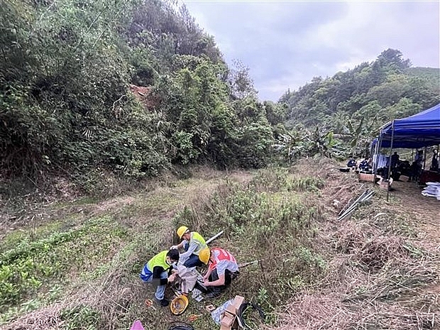 Lực lượng cứu hộ làm nhiệm vụ tại hiện trường vụ rơi máy bay của hãng hàng không China Eastern Airlines tại khu tự trị dân tộc Choang Quảng Tây, Trung Quốc, ngày 22/3/2022.