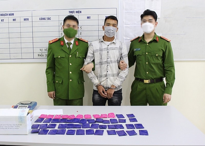 Đối tượng Lò Văn Yên  cùng số ma túy bị thu giữ. 