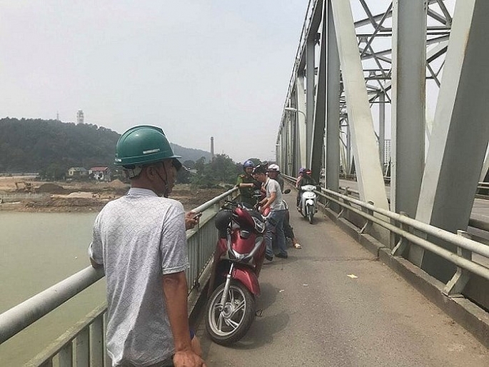 nam thanh nien nhay cau ben thuy sau khi nhan tin cho bo