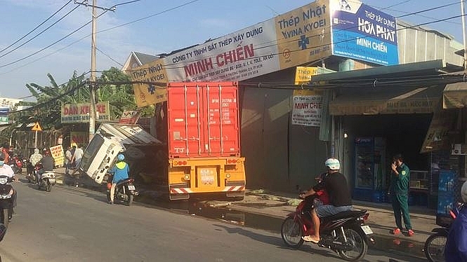 xe container tong sap 2 nha dan tai xe vo tu ngu trong cabin