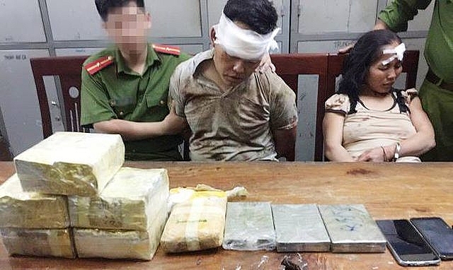 bat cap vo chong van chuyen 3 banh heroin 5kg ma tuy da