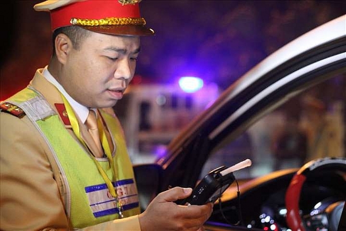 phat mot thay giao gan 40 trieu dong vi uong ruou lai xe nguoc duong