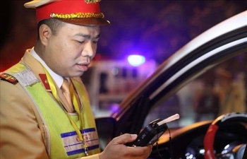 Phạt một thầy giáo gần 40 triệu đồng vì uống rượu lái xe ngược đường